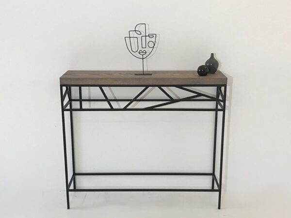 Cette console d’entrée d’exception associe un plateau en chêne massif Premium à un piétement en métal raffiné. Conçu comme une œuvre graphique, il réunit traverses et montants droits et obliques, soudés pour composer un dessin géométrique exclusif.