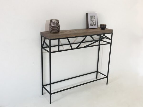 Console d’entrée haut de gamme avec plateau en chêne massif Premium. Son piétement en métal dessine une géométrie exclusive et originale.