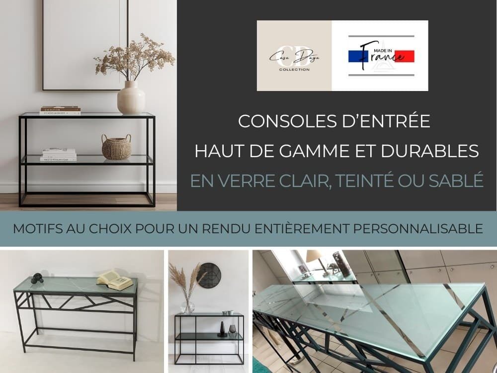 Différentes vues de consoles haut de gamme et durables de Casa Daya avec plateau et étagères en verre Consoles d'entrée haut de gamme et durables de Casa Daya entièrement personnalisables : plateau et étagère en verre trempé clair, teinté ou sablé avec des motifs au design original. Structures en acier thermolaqué.