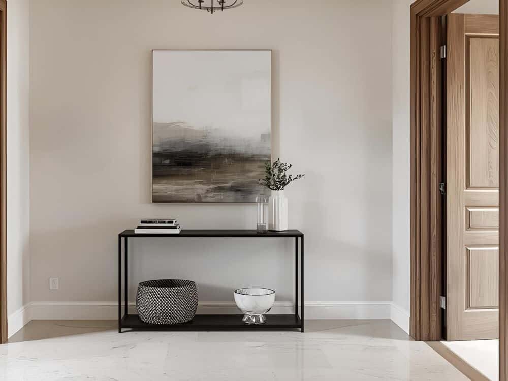 Le meuble console Juliette, en métal noir, conjugue rigueur et raffinement. Plateau et étagère accueillent des pièces décoratives avec justesse. Un bel ensemble chic et élégant.