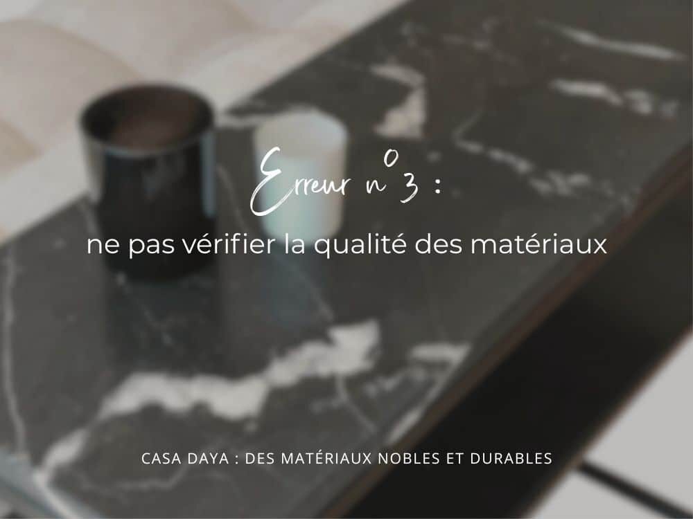 Erreur n° 3 à éviter quand on achète du mobilier en ligne : ne pas vérifier la qualité des matériaux, avec un zoom sur le plateau en marbre noir et blanc de notre console sur-mesure OROKIA.