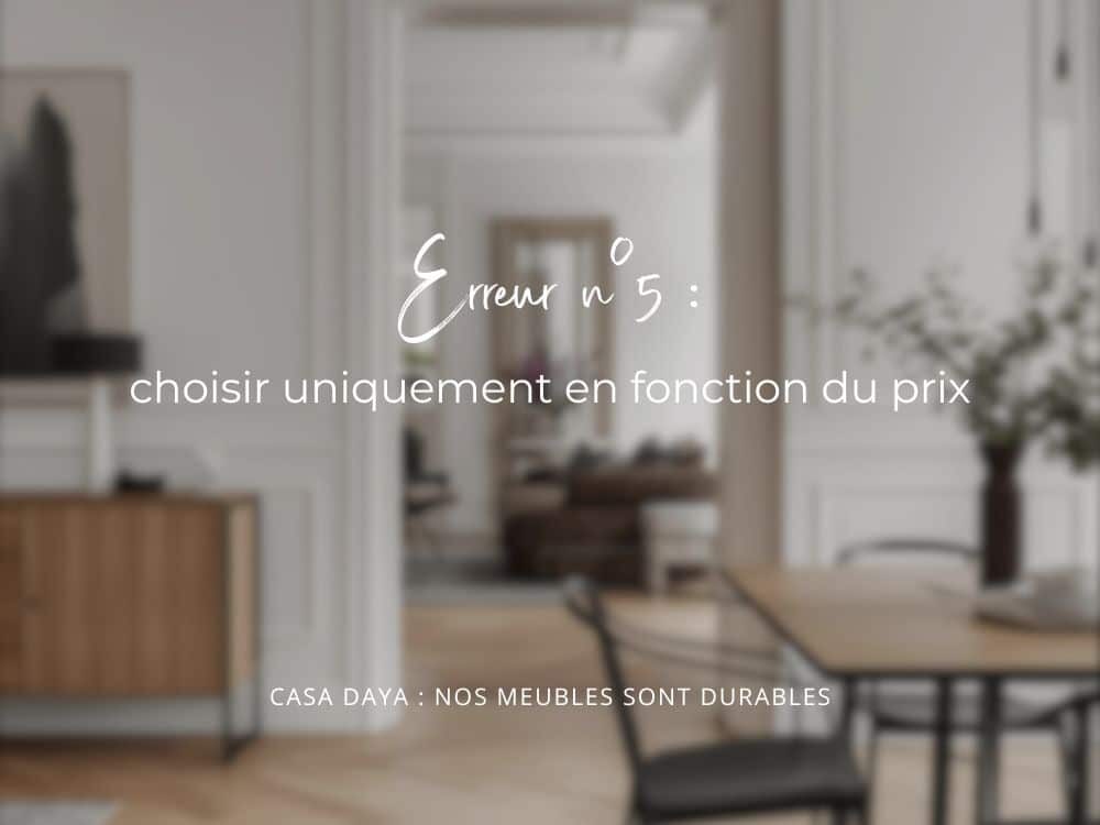 Erreur n° 5 à éviter quand on achète du mobilier en ligne : choisir uniquement en fonction du prix, avec en arrière plan un intérieur chic et élégant d'un bel appartement avec ses meubles haut de gamme fabriqués avec des matériaux nobles et durables.