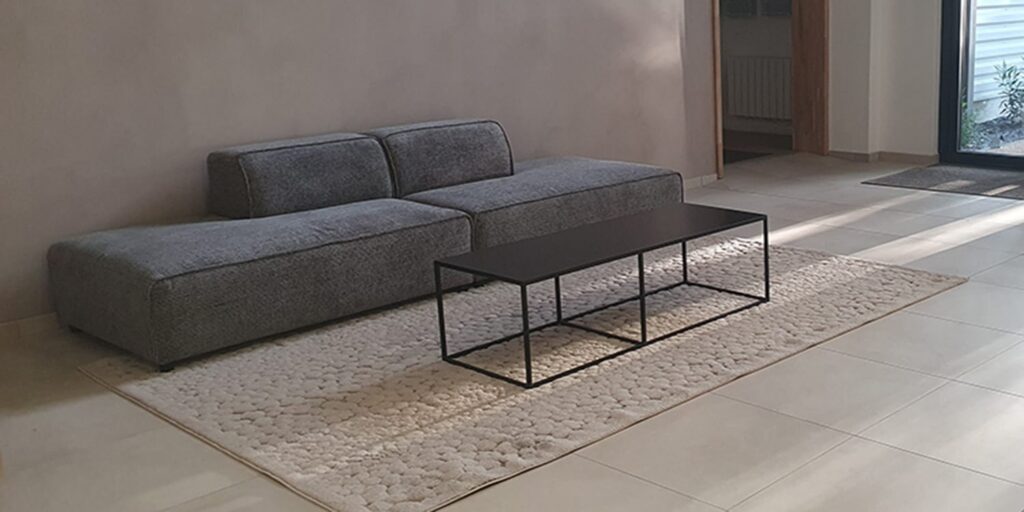 Associé à un canapé aux lignes contemporaines, la table basse en métal TALYA apportera une touche stylistique supplémentaire.