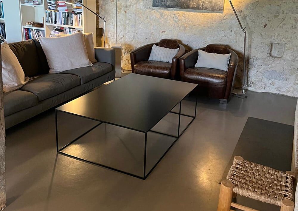 Le design minimaliste et élégant de la table basse en métal TALYA lui permet de se fondre dans différents univers de décoration.