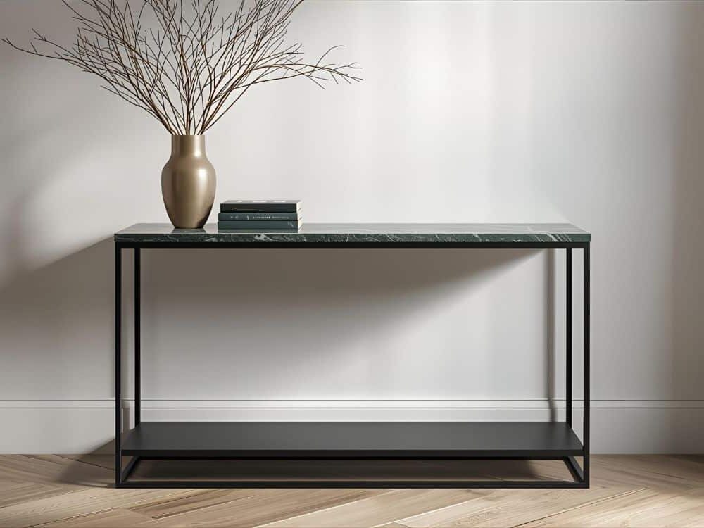 Console avec son plateau en marbre, piétement en acier noir et étagère également en acier noir située au bas de la structure. D'autres options possibles. Il est possible de doter la console d'une étagère dont la hauteur reste paramétrable en fonction de vos besoins.