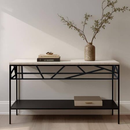 Épurée, sculpturale, cette console en marbre noir ou marbre blanc affirme une élégance contemporaine dont le dessin du piétement souligne le caractère unique de chaque plateau.