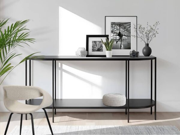 Double plateau, piétement élancé, proportions allongées : la console en métal noir s’affirme avec justesse. Elle illustre l’idée que le style, lui, ne se démode jamais