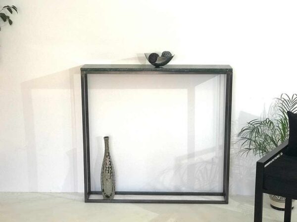 Petite console d'entrée, au design minimaliste, dotée d'un plateau en marbre et pied en acier avec patine Canon de Fusil qui apporte charme et caractère.
