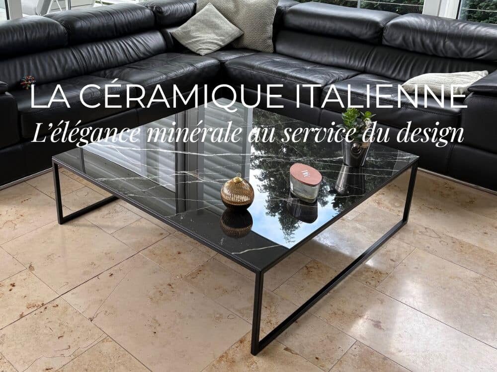 Cette image illustre parfaitement la tendance 2026 déco maison et la valorisation des matières nobles. On y découvre un salon élégant, où un canapé en cuir noir dialogue avec une table de salon carrée. Son plateau en céramique effet marbre Calacatta Black, posé sur une structure en acier noir, exprime toute la force du design contemporain.