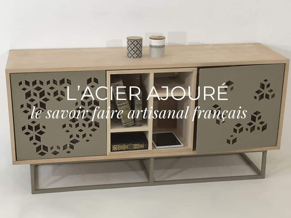 Buffet de salon doté de 2 portes en métal ajouré avec motifs géométriques au design original et le corps de meuble en chêne massif clair.