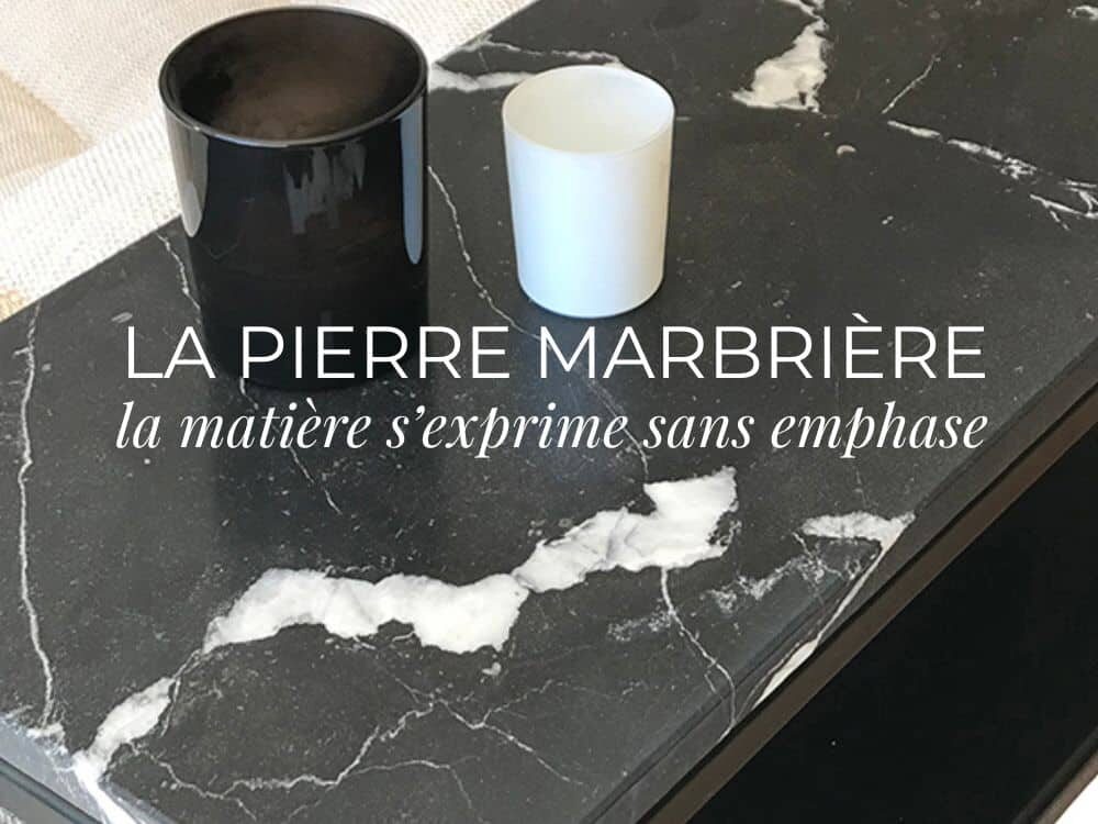 Parmi les tendances déco 2026 pour la maison, la matière noble qu'est la pierre marbrière noire avec veines blanches est un grand classique